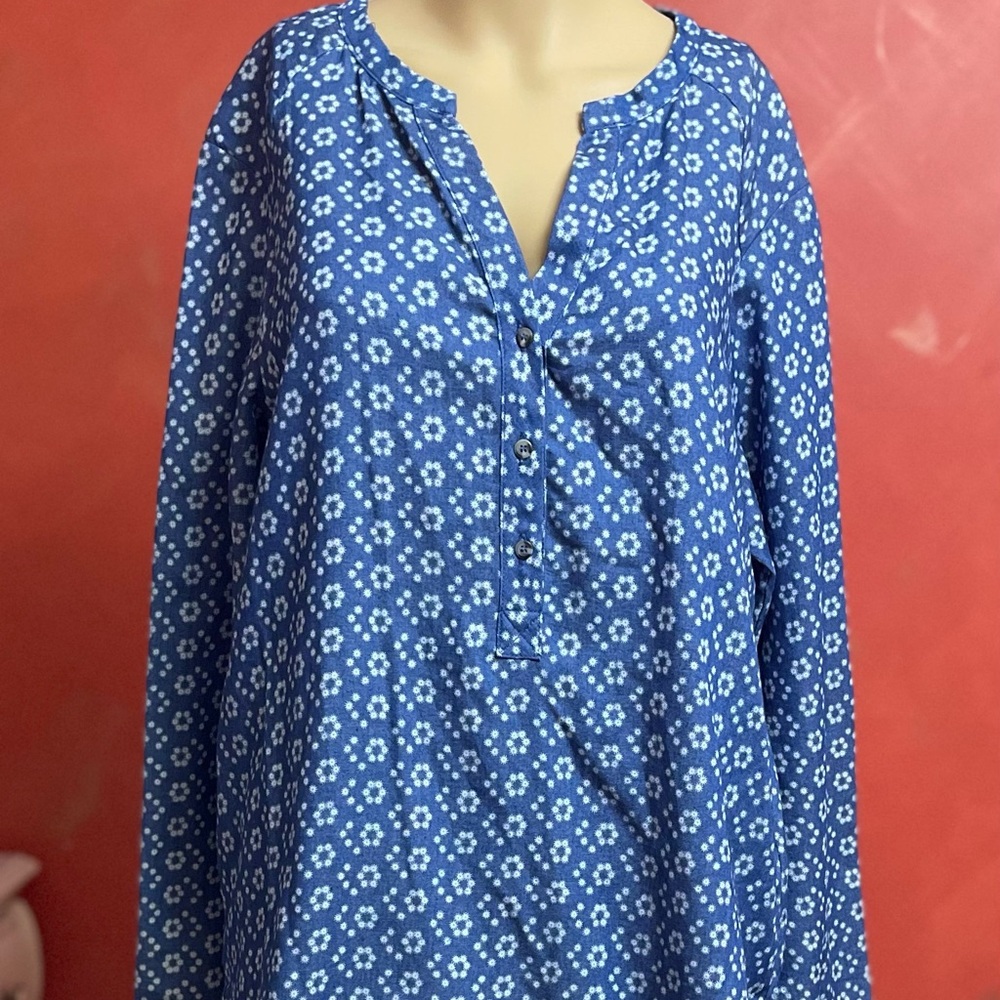 New with tag-Ace Delivery- cotton blend daisy print blouse. Size M